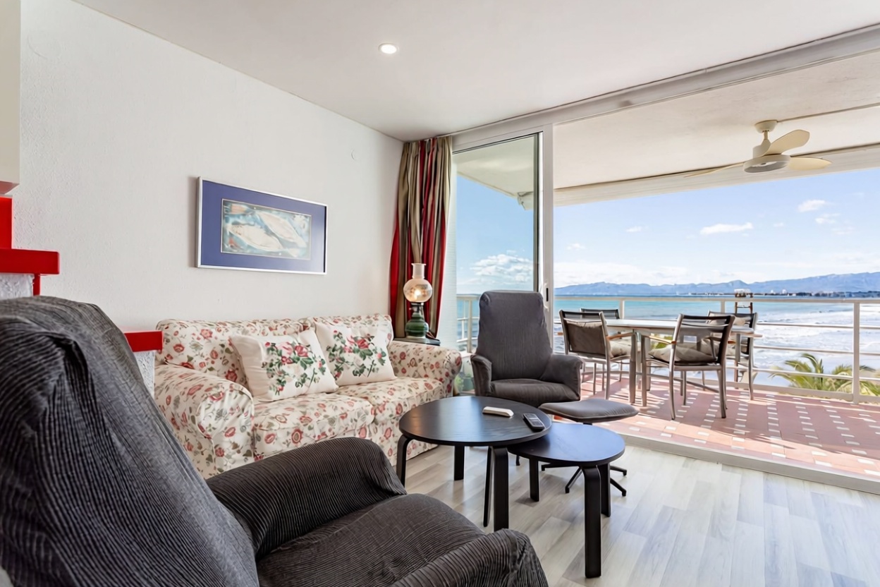 Квартира на продажу на первой линии пляжа в Salou — Гостиная