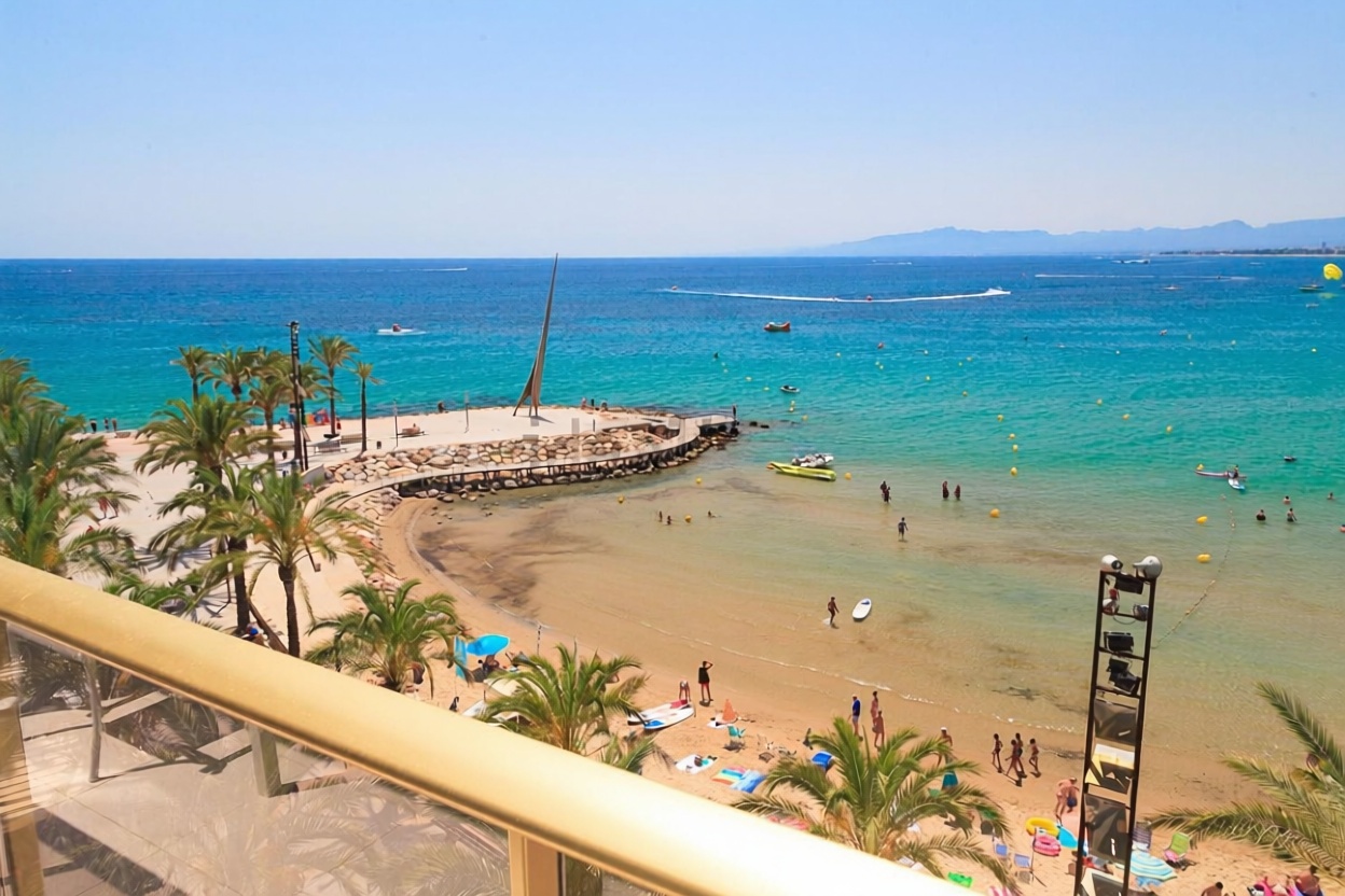 Wohnung zum Verkauf in direkter Strandlage in Salou — Meerblick