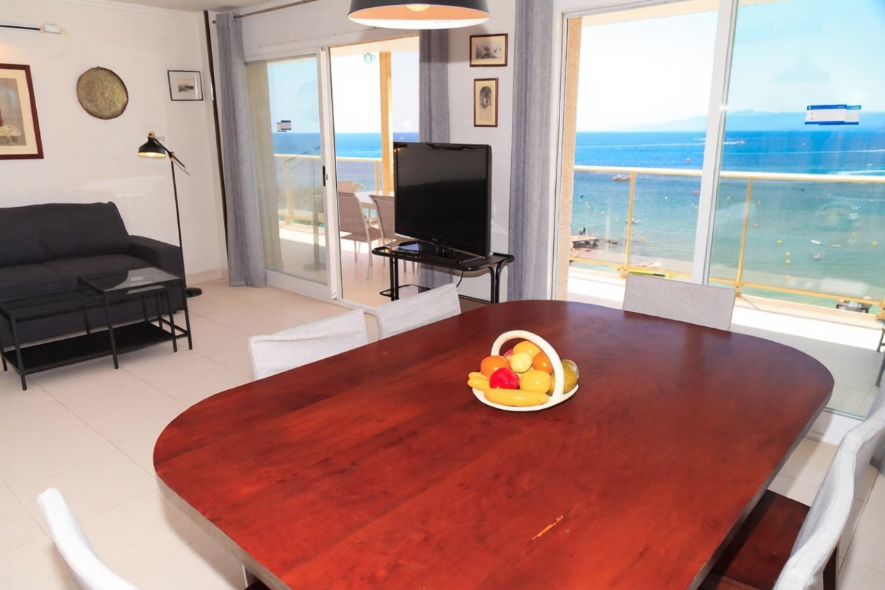 Wohnung zum Verkauf in direkter Strandlage in Salou — Wohnzimmer