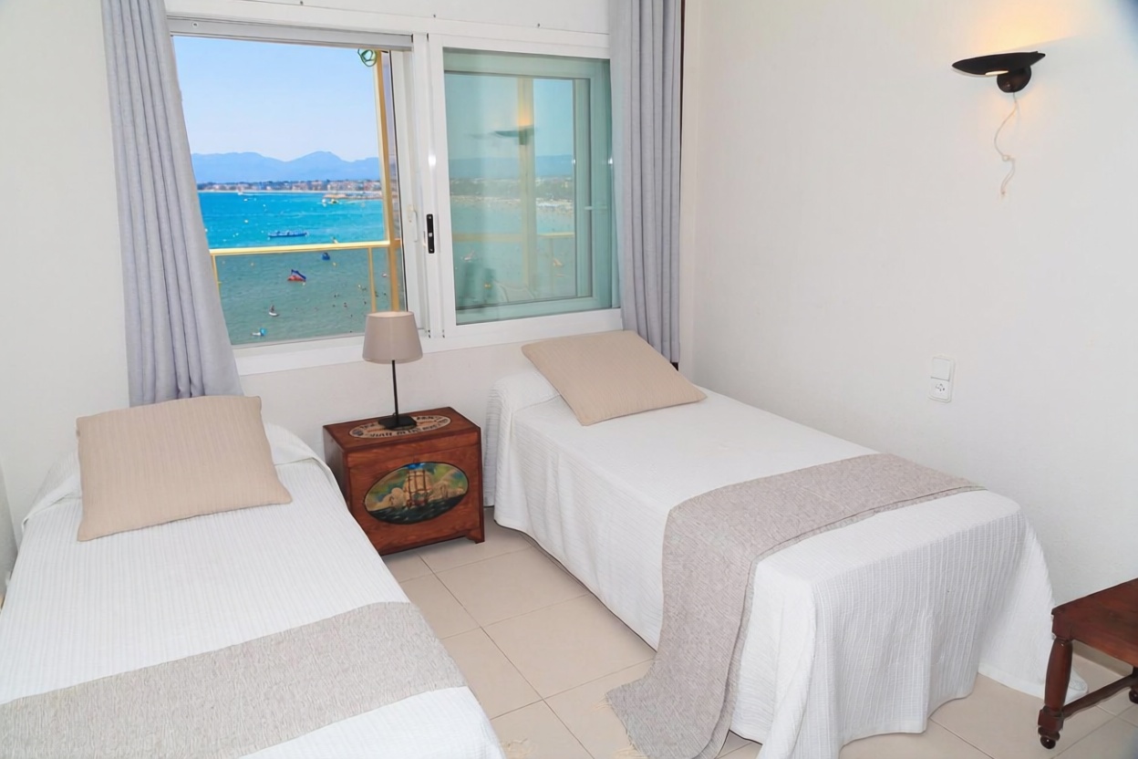Wohnung zum Verkauf in direkter Strandlage in Salou — Schlafzimmer