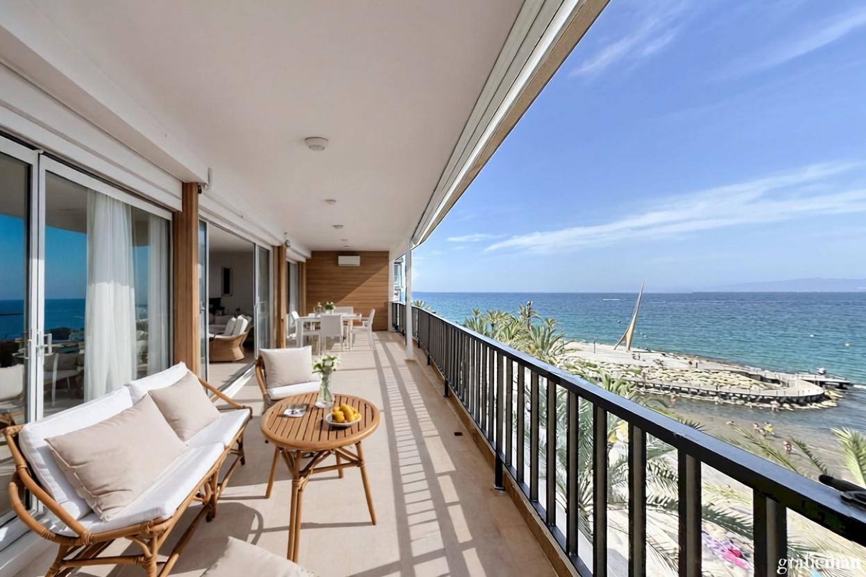 Flat for sale frontline beach in Salou