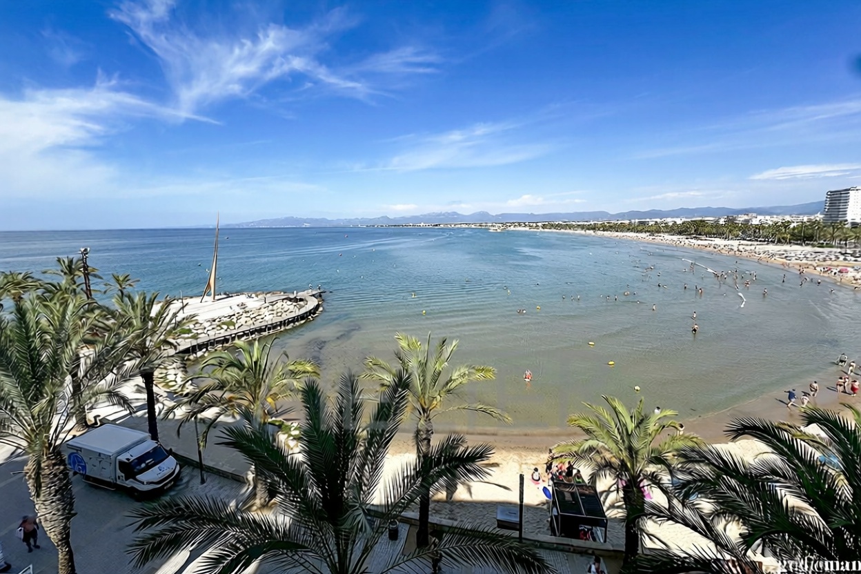 Flat for sale frontline beach in Salou — Sea view