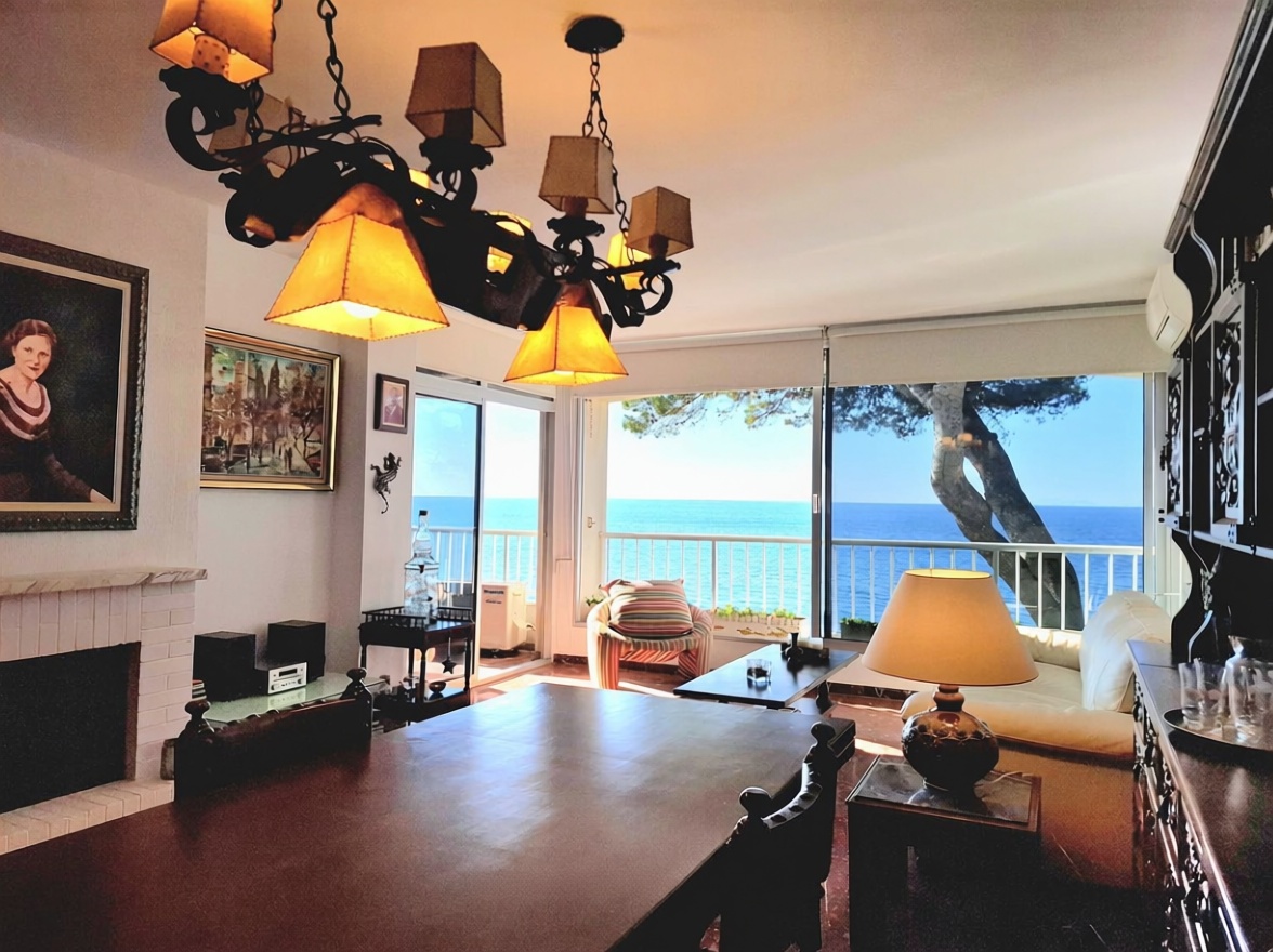 Wohnung zum Verkauf in direkter Strandlage in Salou — Esszimmer