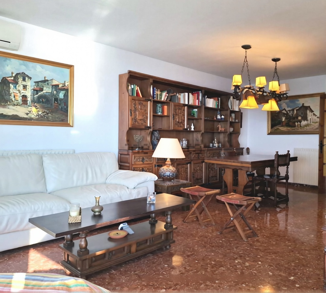 Wohnung zum Verkauf in direkter Strandlage in Salou — Wohnzimmer