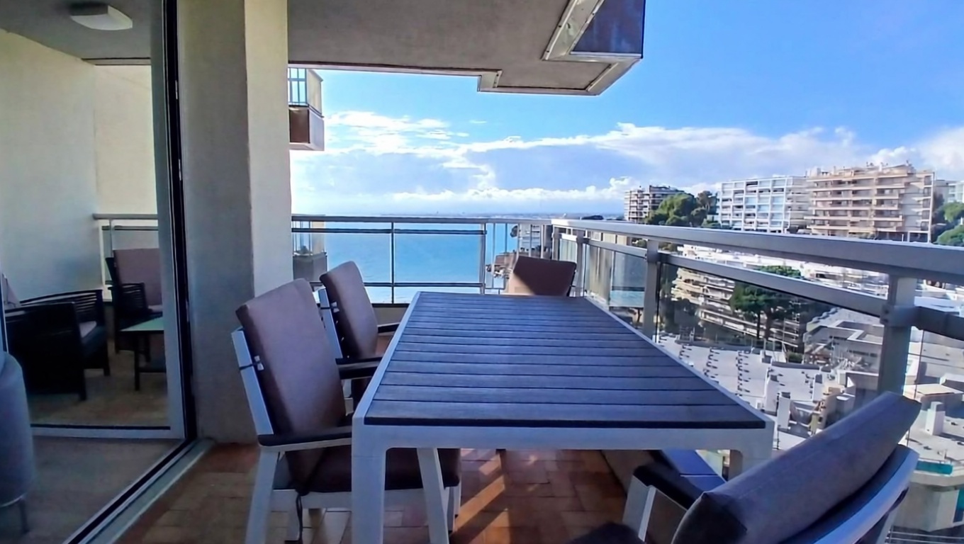 Wohnung zum Verkauf in direkter Strandlage in Salou — Meerterrasse