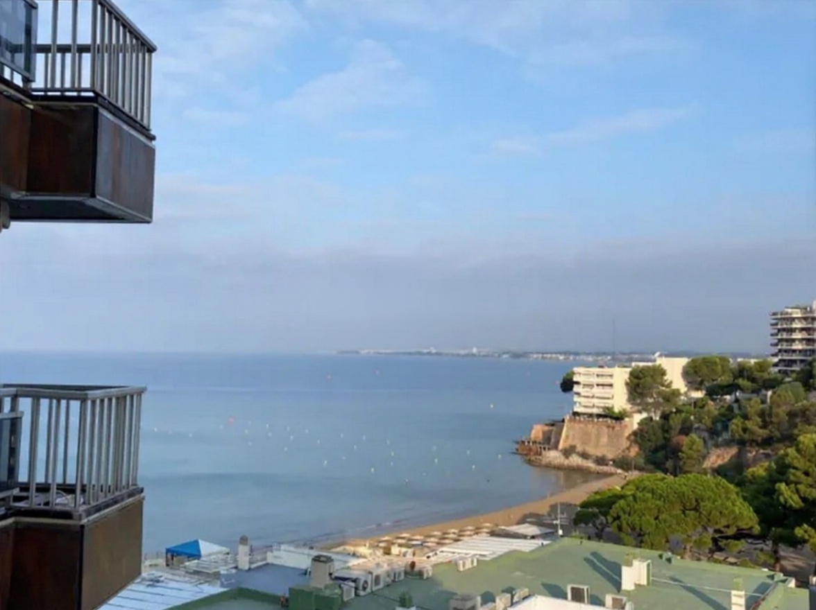 Wohnung zum Verkauf in direkter Strandlage in Salou — Meerblick
