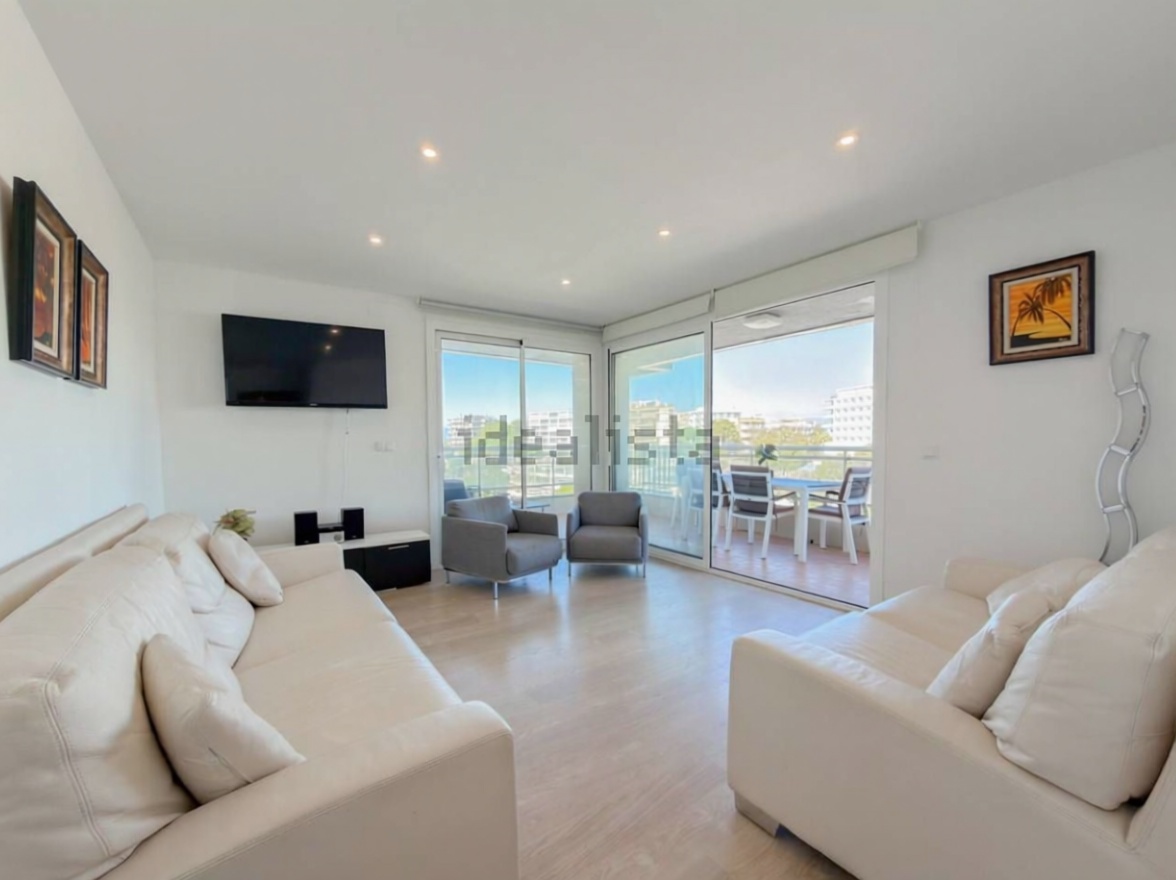 Apartamento em primeira linha de praia em Salou — Sala