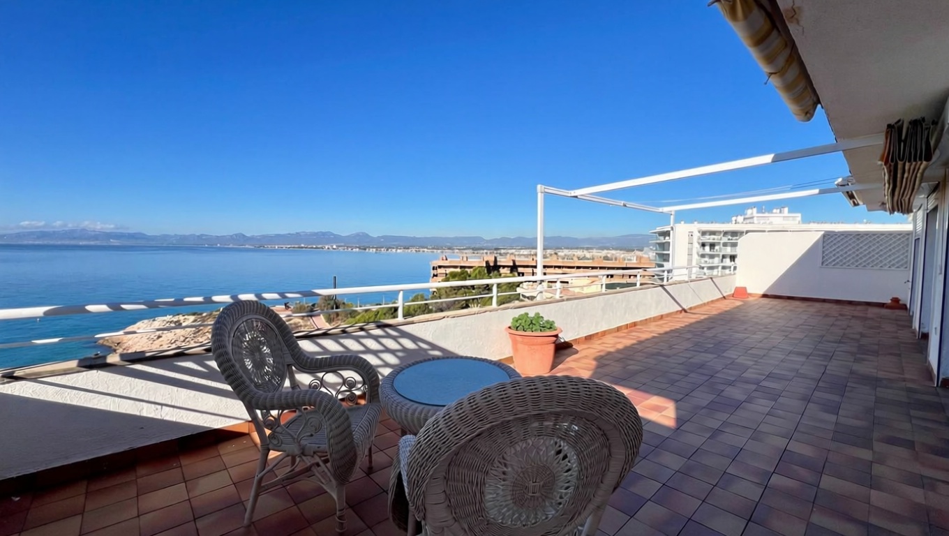 Dachgeschosswohnung zum Verkauf in erster Meereslinie in Salou — Meerterrasse