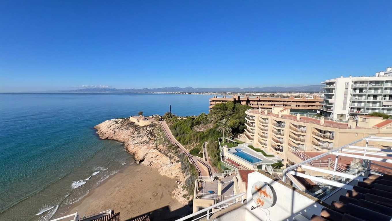 Dachgeschosswohnung zum Verkauf in erster Meereslinie in Salou — Meerblick