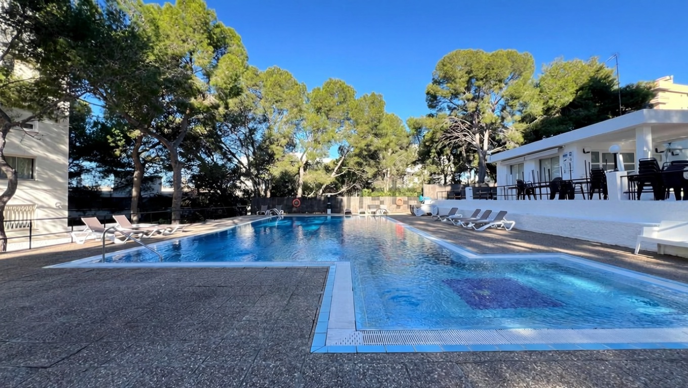 Dachgeschosswohnung zum Verkauf in erster Meereslinie in Salou — Pool