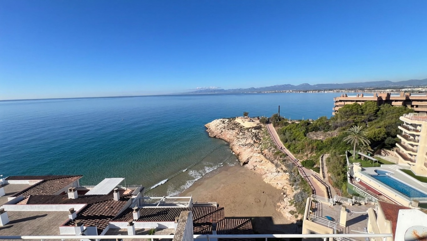 Dachgeschosswohnung zum Verkauf in erster Meereslinie in Salou — Meerblick