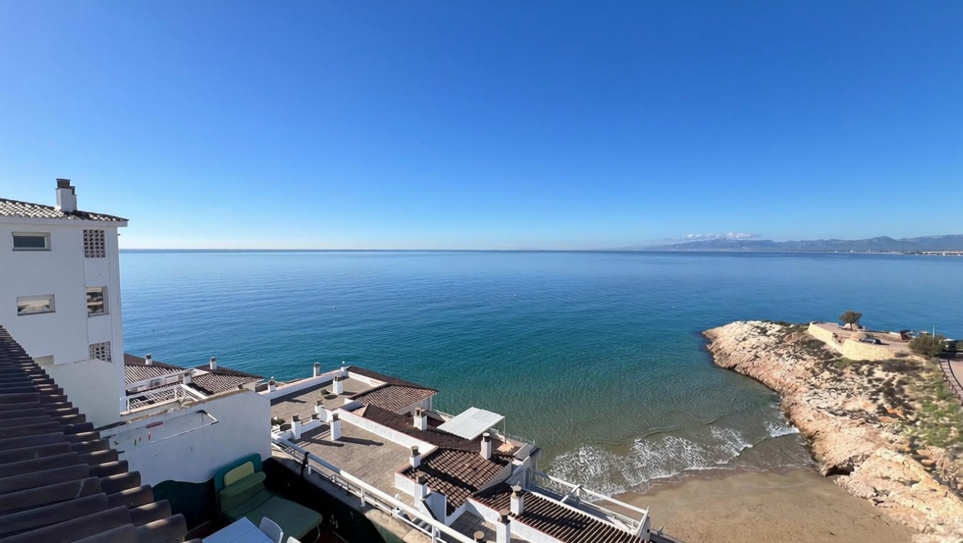 Dachgeschosswohnung zum Verkauf in erster Meereslinie in Salou — Meerblick