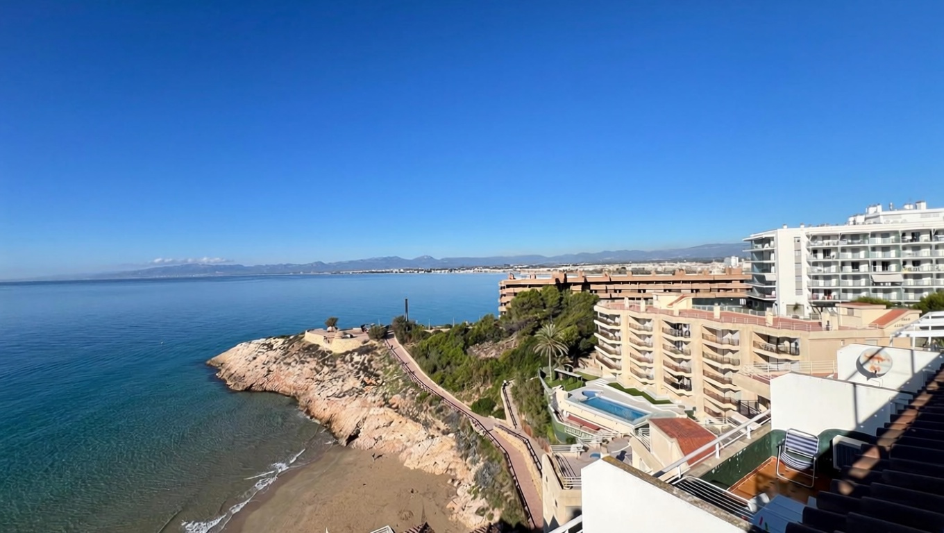 Dachgeschosswohnung zum Verkauf in erster Meereslinie in Salou — Meerblick