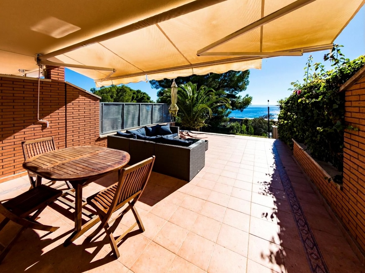 Chalet en venta con acceso directo a la playa en Salou — Terraza mar