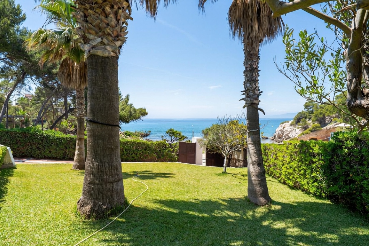 Chalet en venta con acceso directo a la playa en Salou — Salón