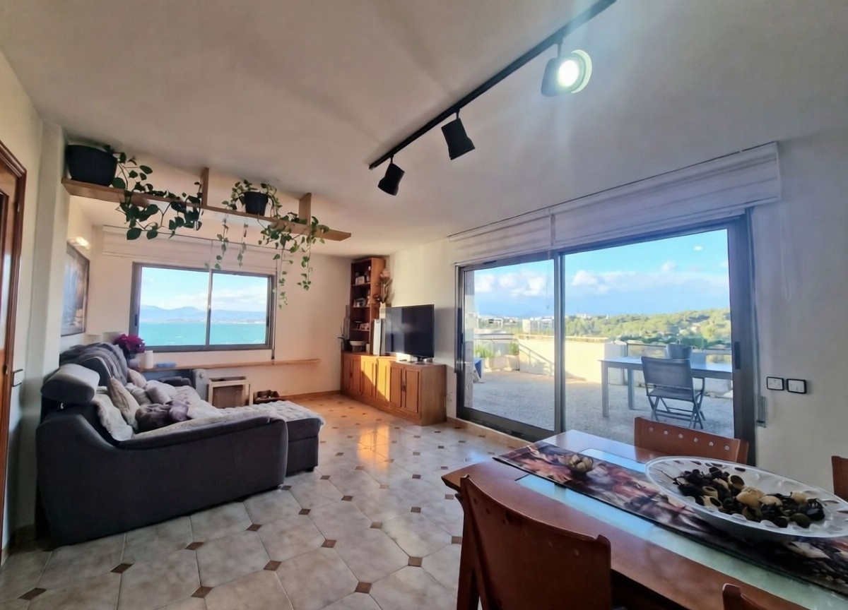 Мансарда на продажу на первой линии моря в Salou — Гостиная