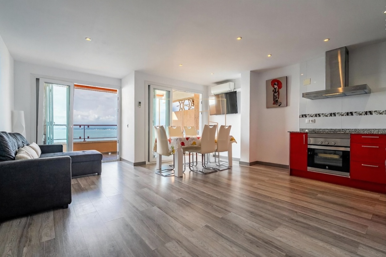 Wohnung zum Verkauf in direkter Strandlage in Salou — Wohnzimmer