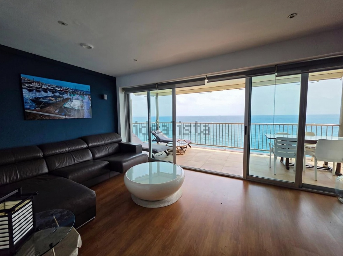 Квартира на продажу на первой линии пляжа в Salou — Гостиная