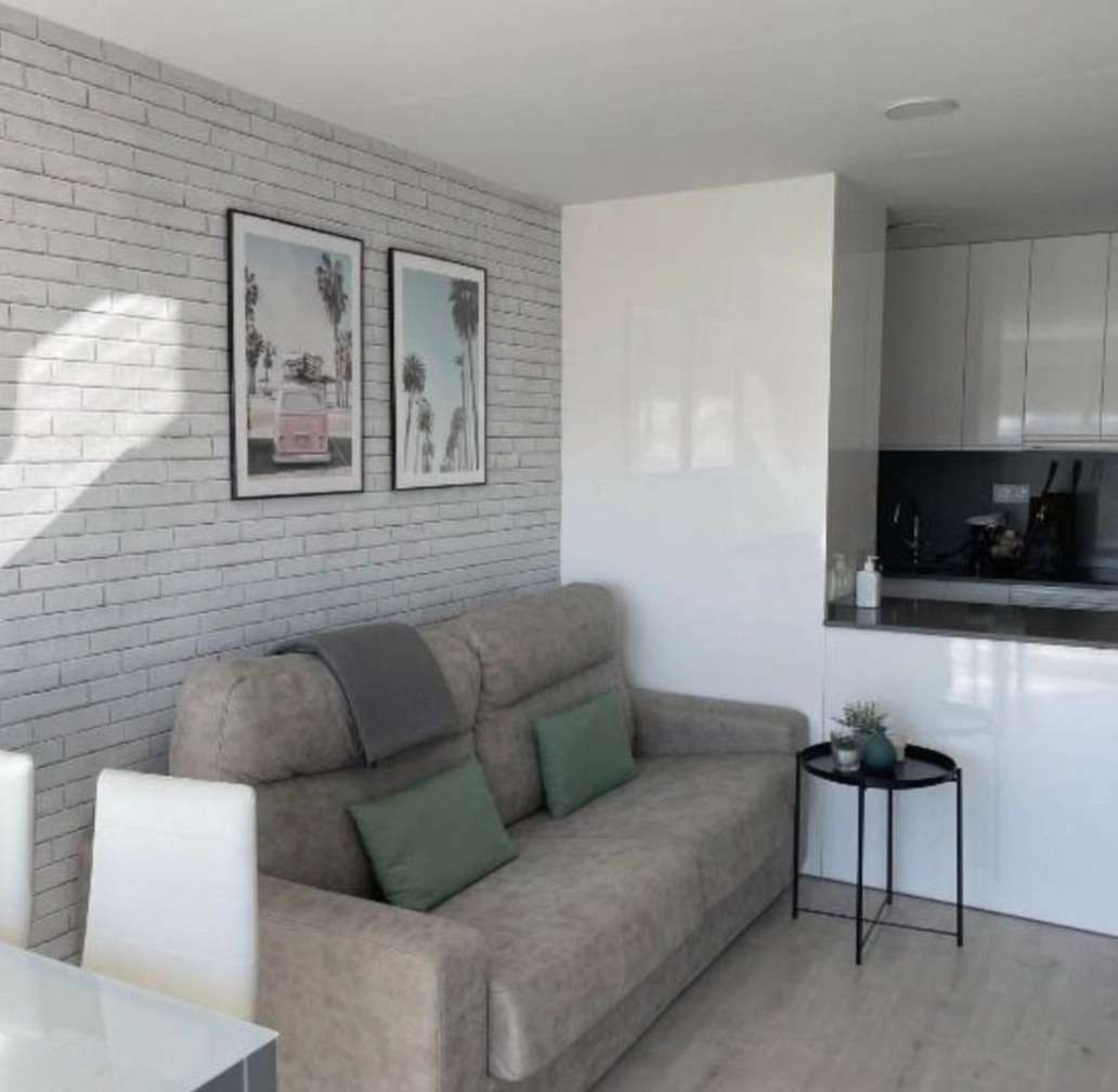 Piso en venta en primera línea de playa en La Pineda — Salón