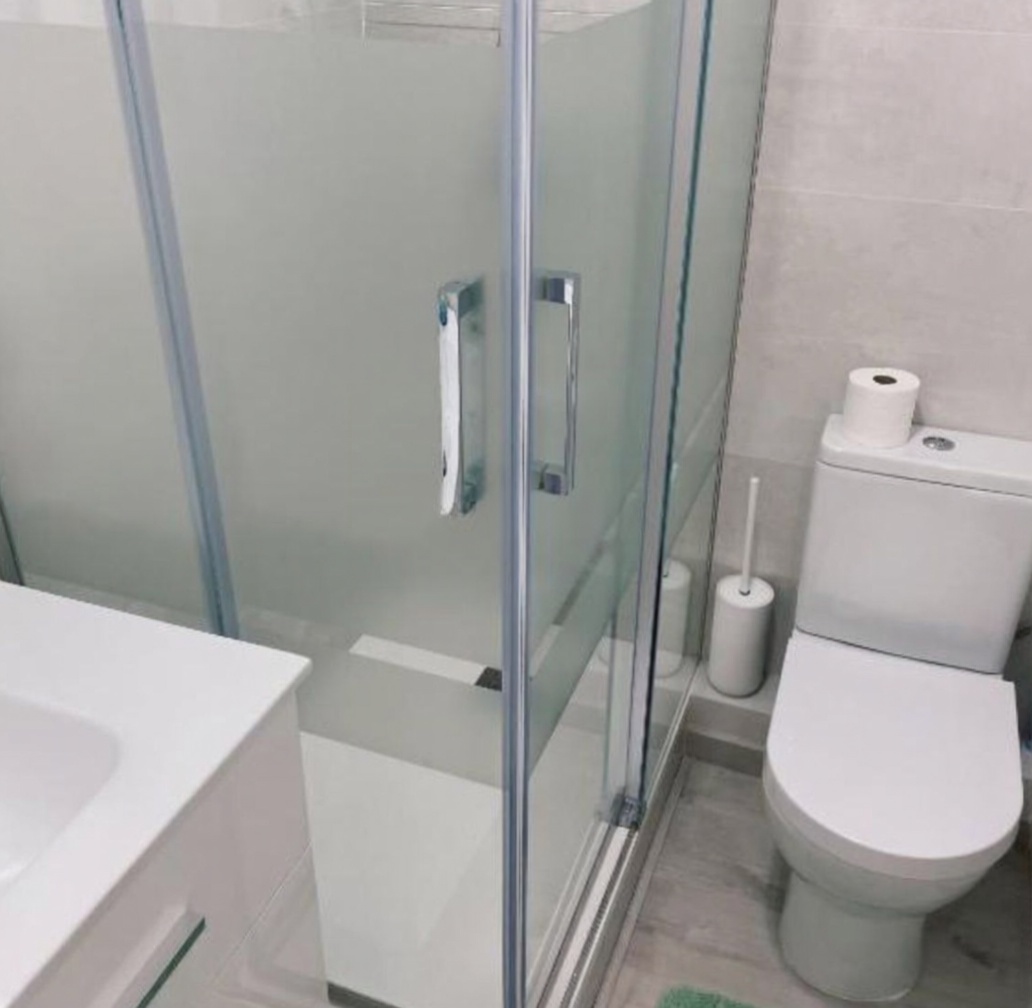 Piso en venta en primera línea de playa en La Pineda — Baño