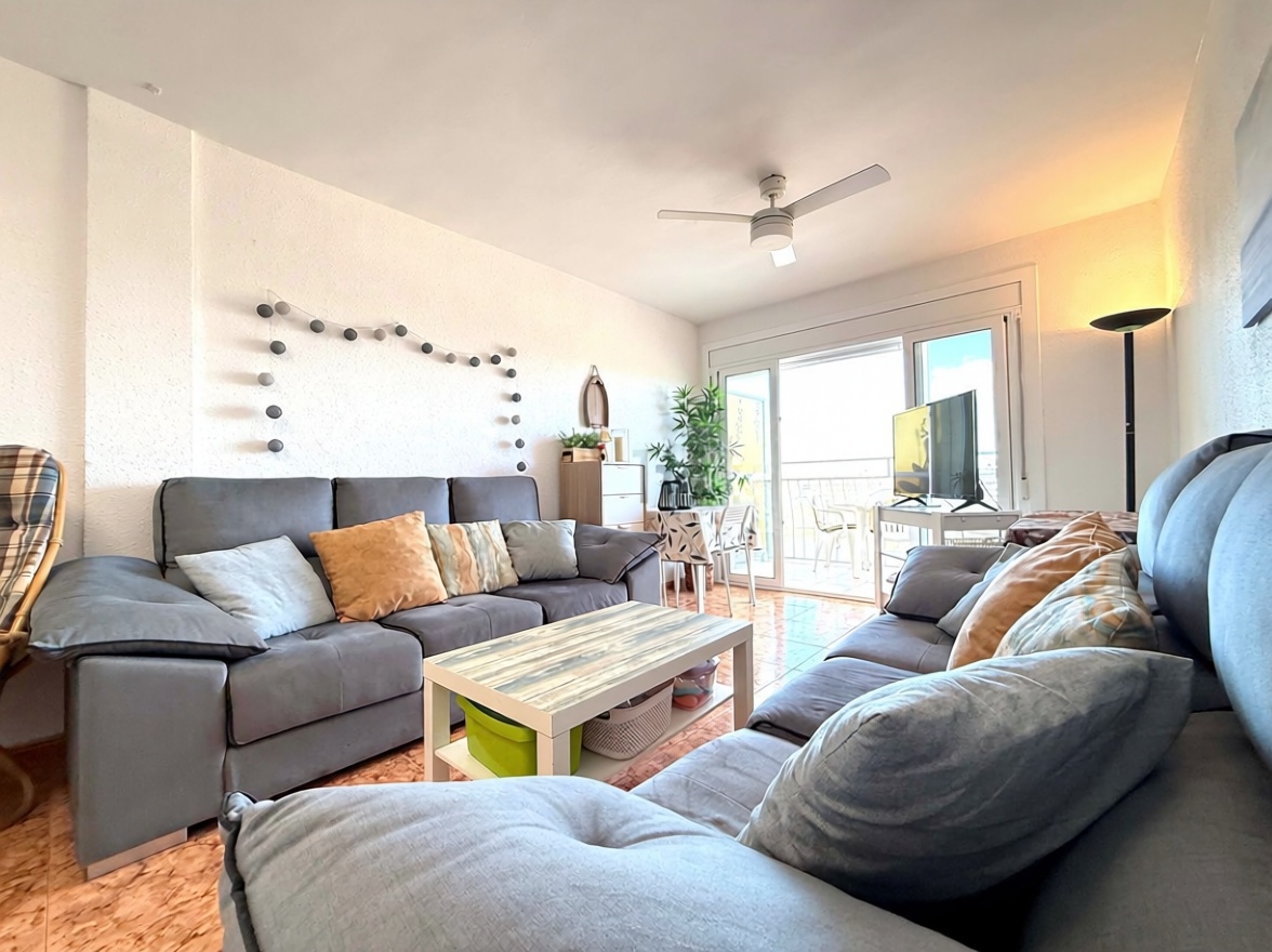 Piso en venta en primera línea de playa en La Pineda — Salón