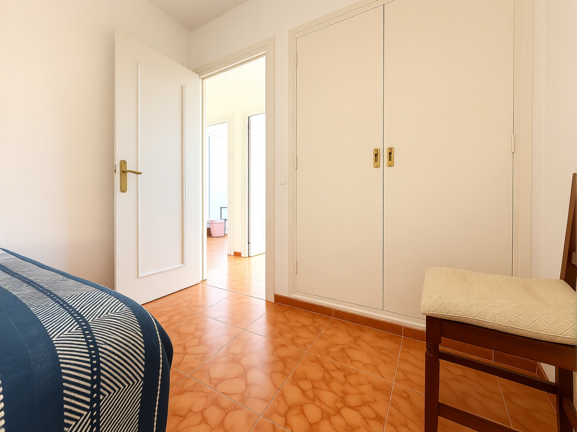 Piso en venta en primera línea de playa en La Pineda — Dormitorio
