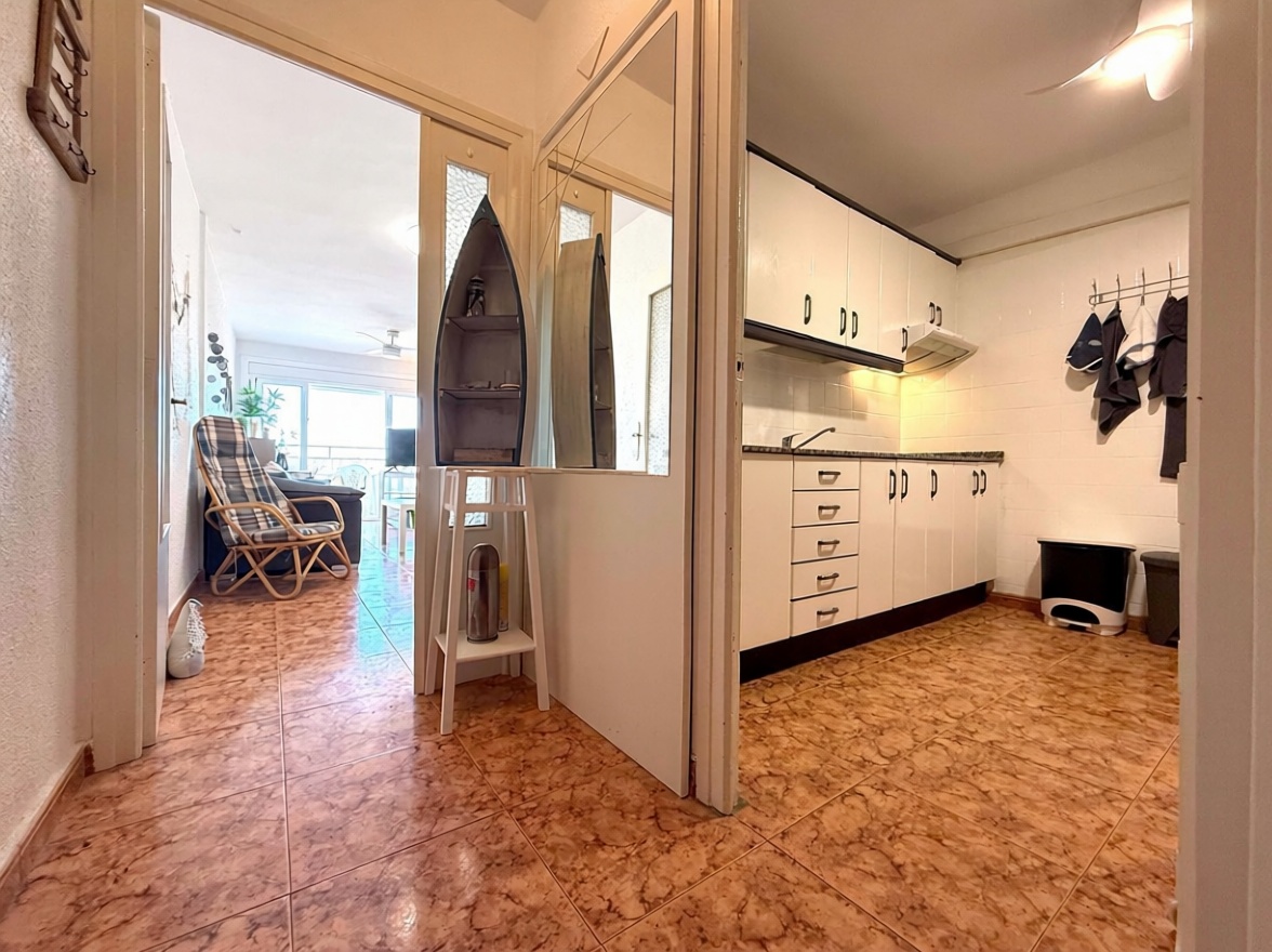 Piso en venta en primera línea de playa en La Pineda — Cocina