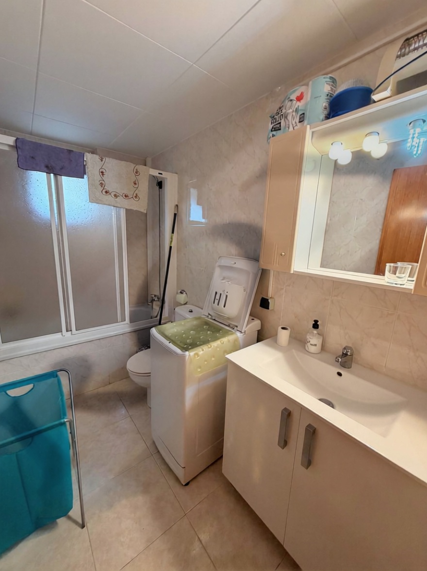 Piso en venta en primera línea de playa en La Pineda — Baño
