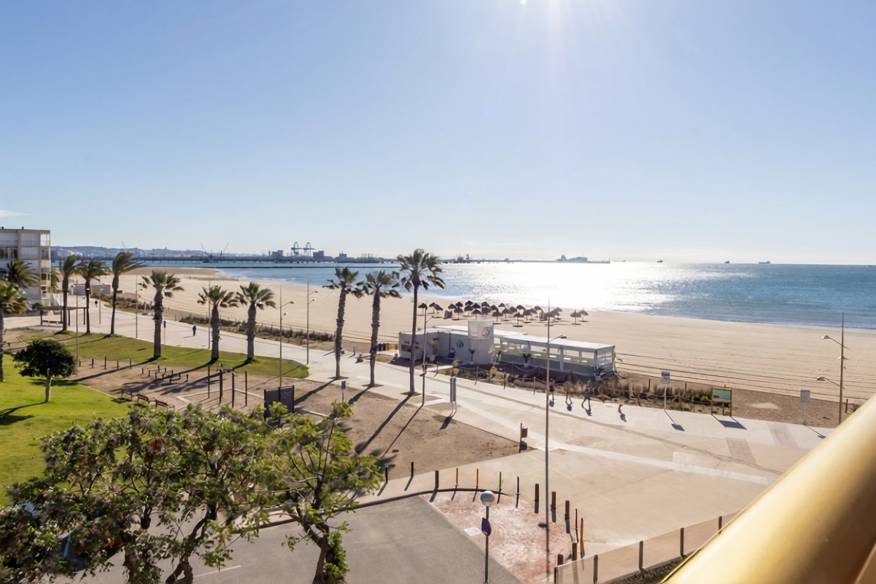Piso en venta en primera línea de playa en La Pineda — Vista mar