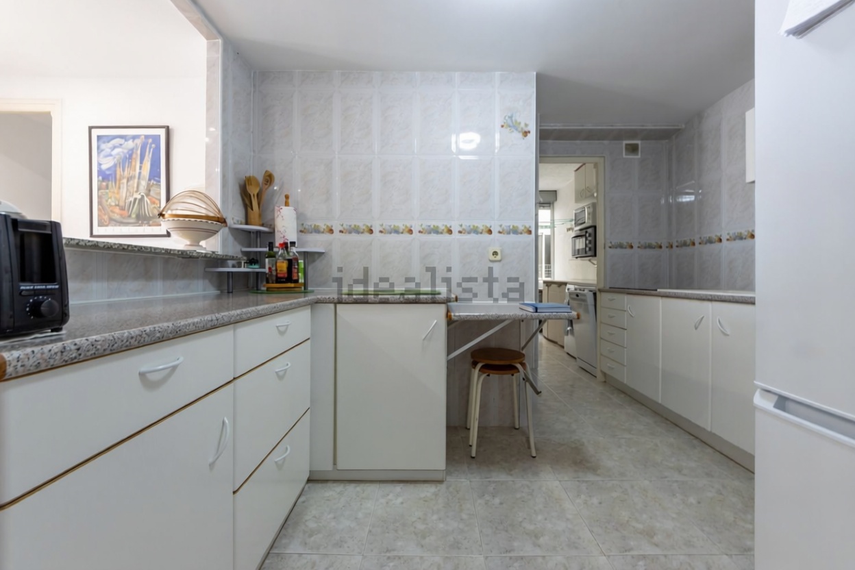 Piso en venta en primera línea de playa en La Pineda — Cocina
