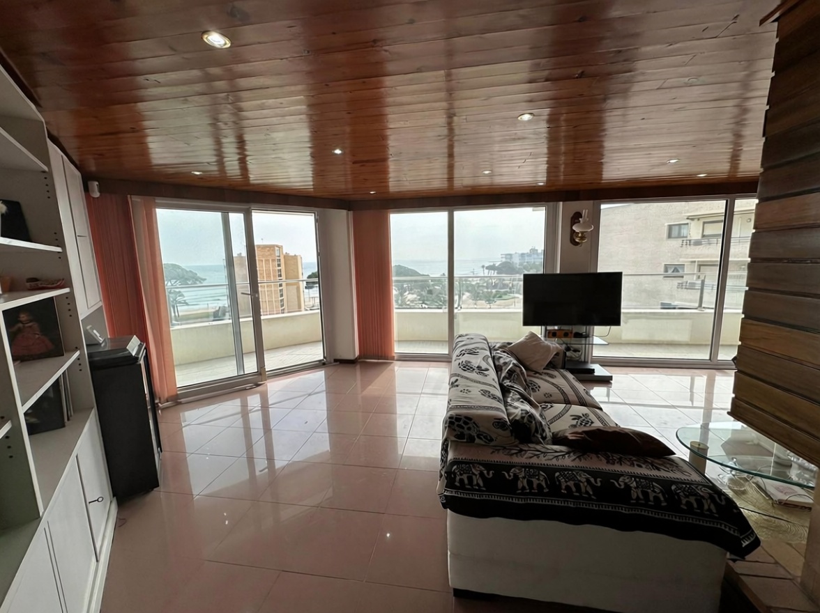 Dúplex en venta en primera línea de playa en La Pineda — Salón
