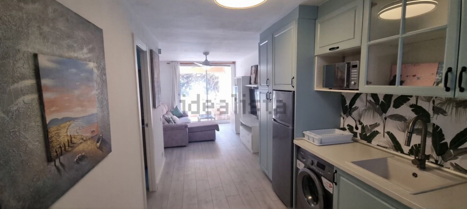 Piso en venta en primera línea de playa en La Pineda — Salón