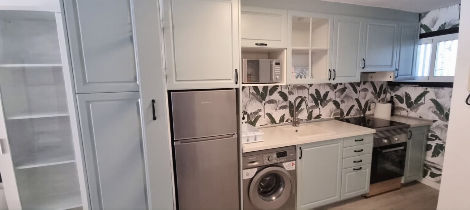 Piso en venta en primera línea de playa en La Pineda — Cocina