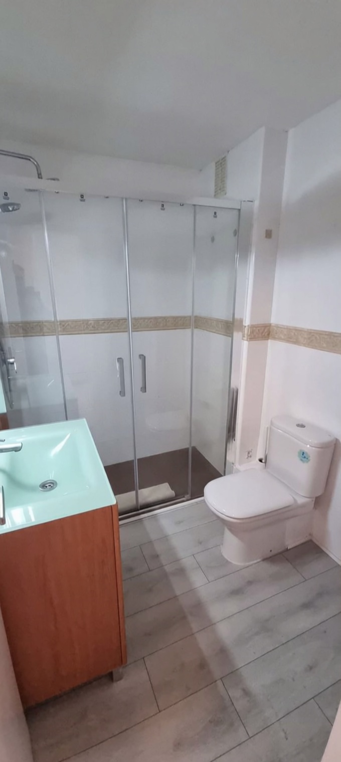 Piso en venta en primera línea de playa en La Pineda — Baño
