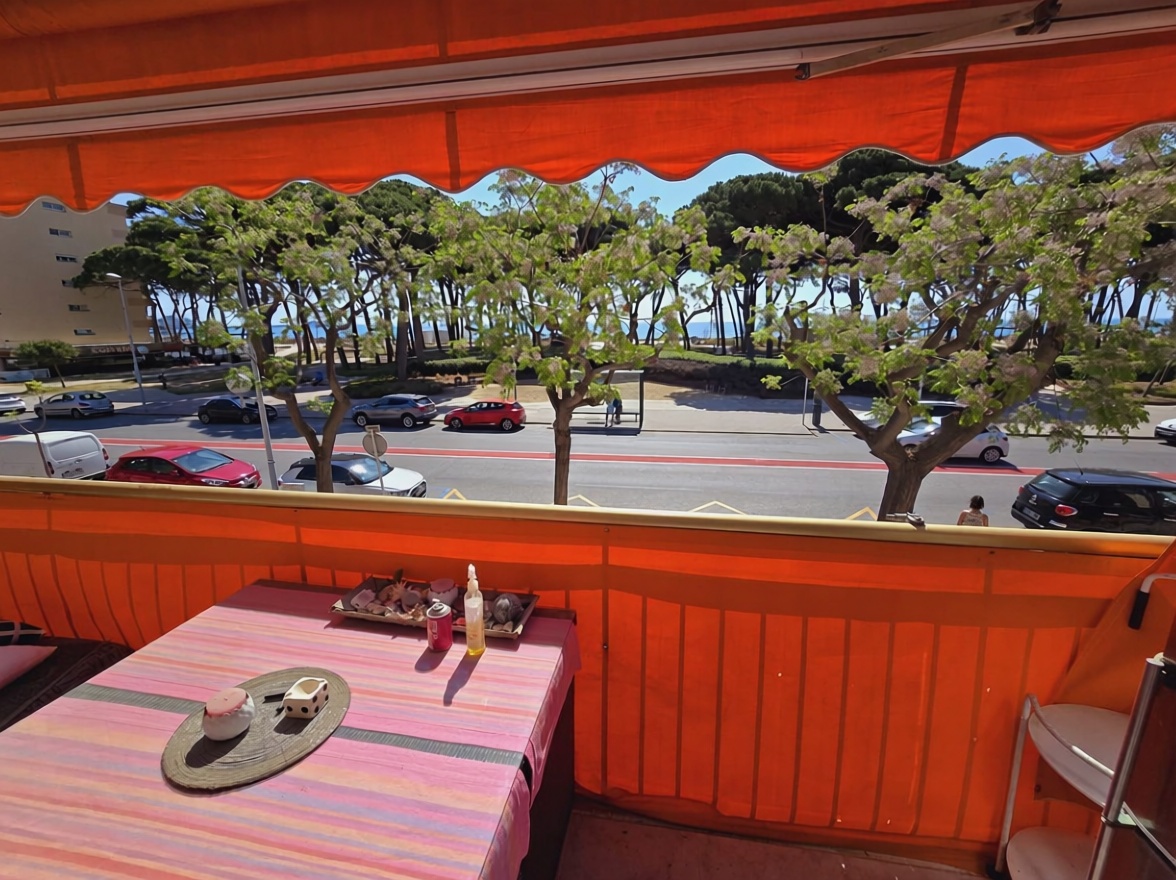 Piso en venta en primera línea de playa en La Pineda — Terraza mar