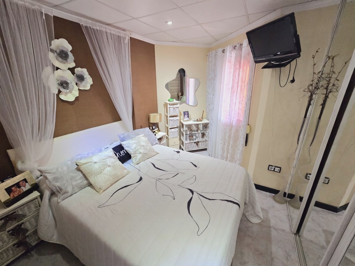 Piso en venta en primera línea de playa en La Pineda — Dormitorio