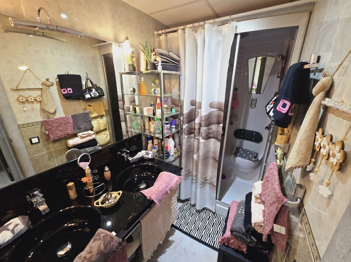 Piso en venta en primera línea de playa en La Pineda — Baño