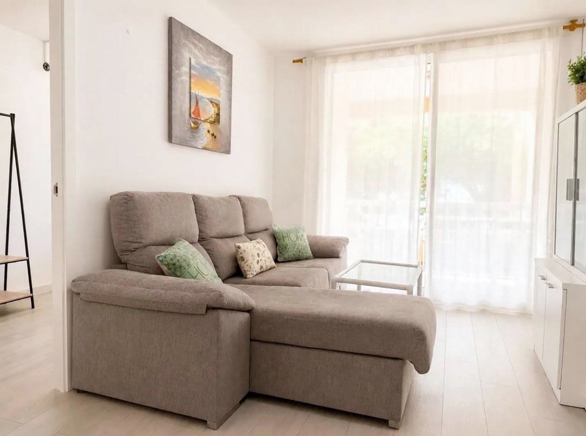 Piso en venta en primera línea de playa en La Pineda — Salón