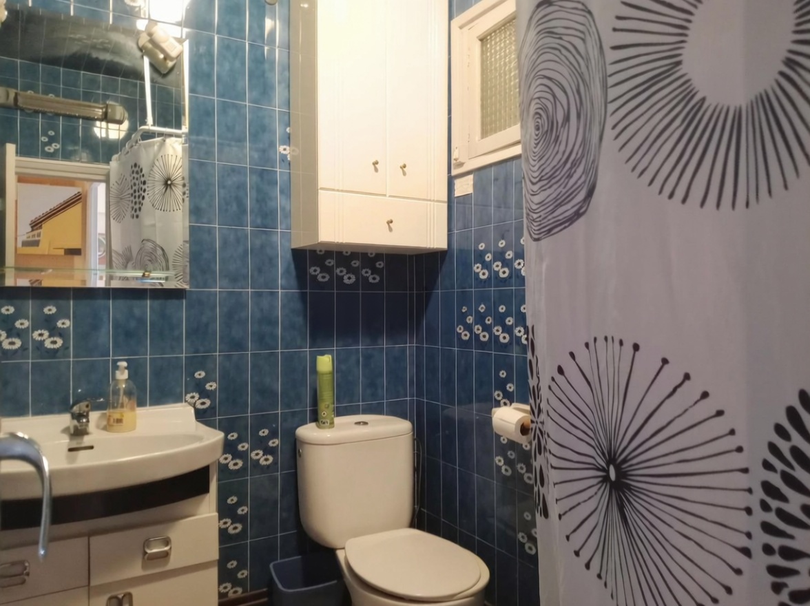 Piso en venta en primera línea de playa en Miami Playa Mont-Roig del Camp — Baño