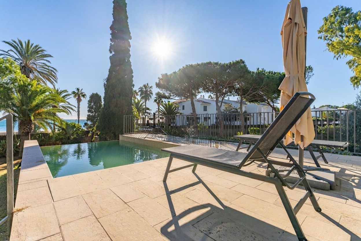 Chalet for sale with direct beach access in Mont-roig del Camp Miami Playa