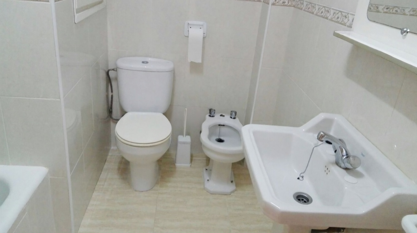 Piso en venta en primera línea de playa en Miami Playa Mont-Roig del Camp — Baño