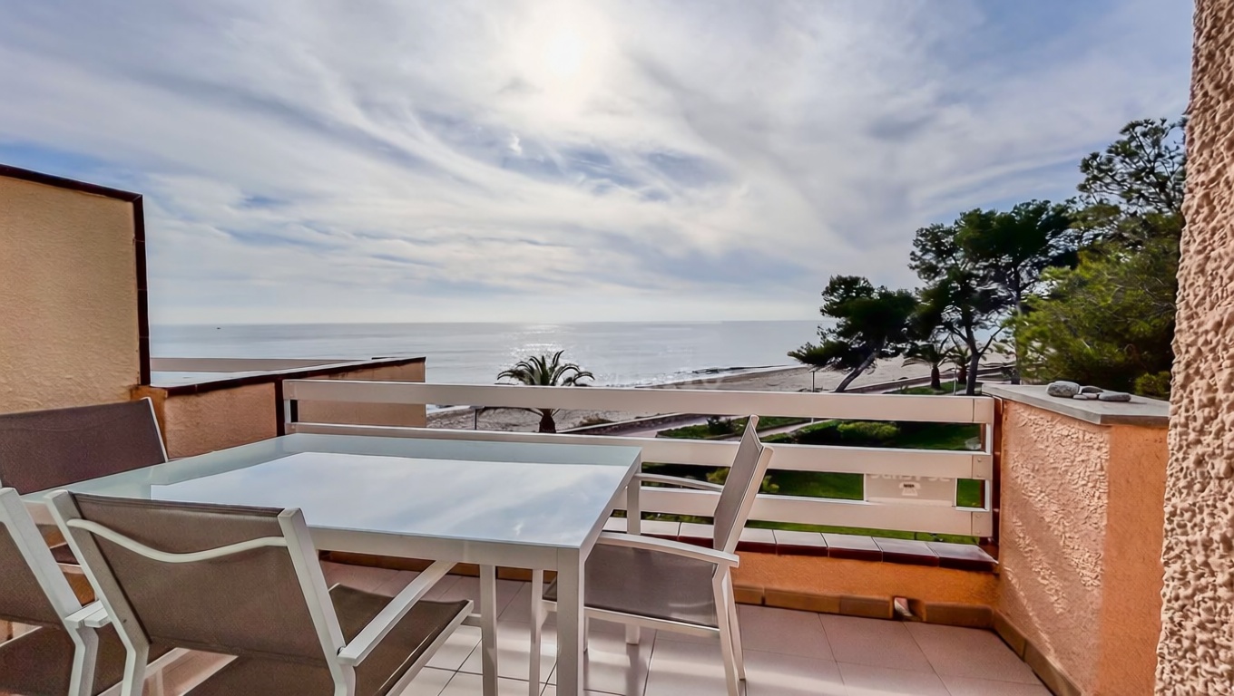 Piso en venta en primera línea de playa en Miami Playa Mont-Roig del Camp — Terraza mar