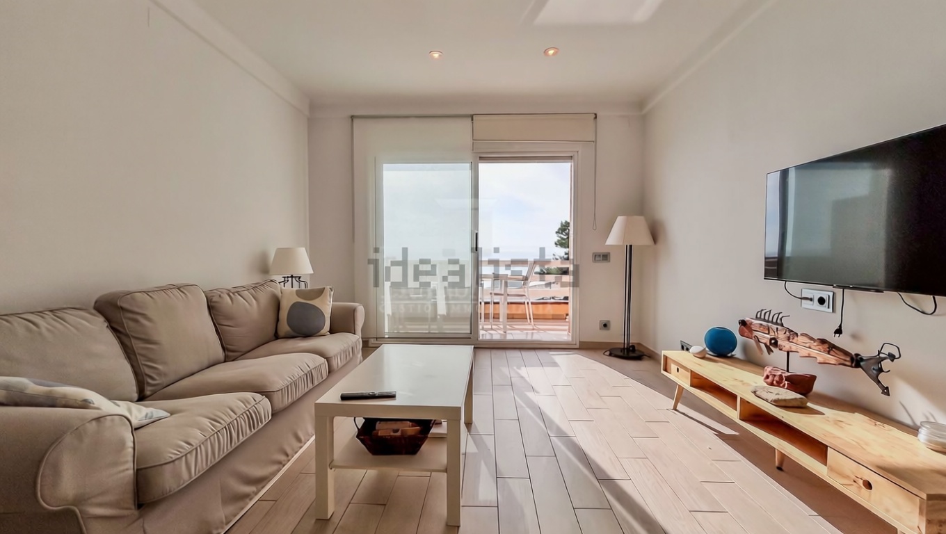 Piso en venta en primera línea de playa en Miami Playa Mont-Roig del Camp — Salón