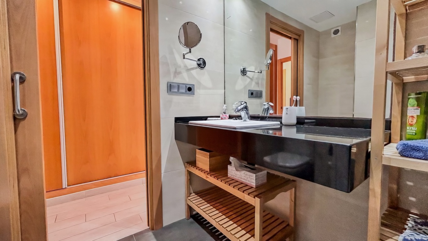 Piso en venta en primera línea de playa en Miami Playa Mont-Roig del Camp — Dormitorio