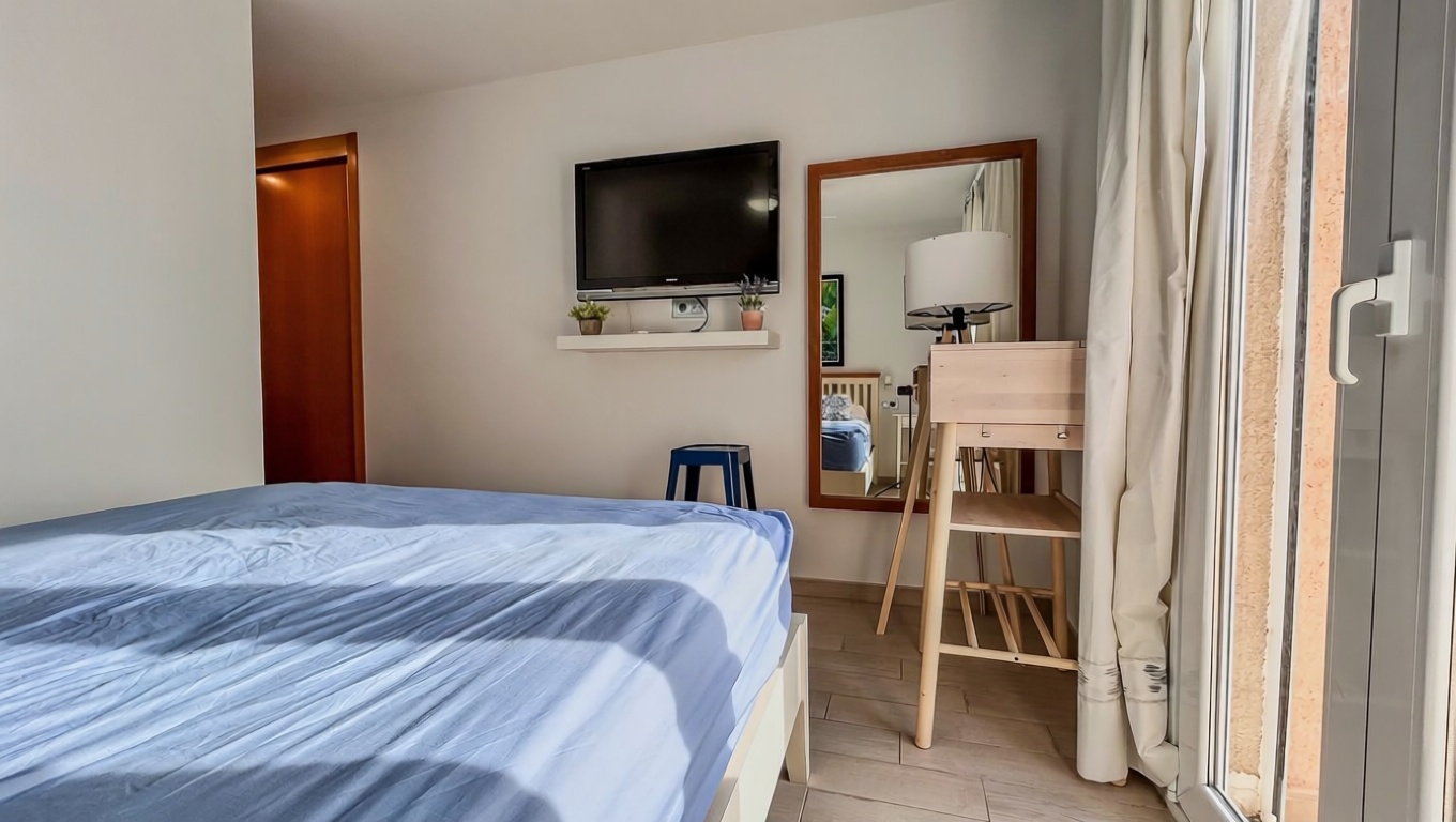 Piso en venta en primera línea de playa en Miami Playa Mont-Roig del Camp — Dormitorio
