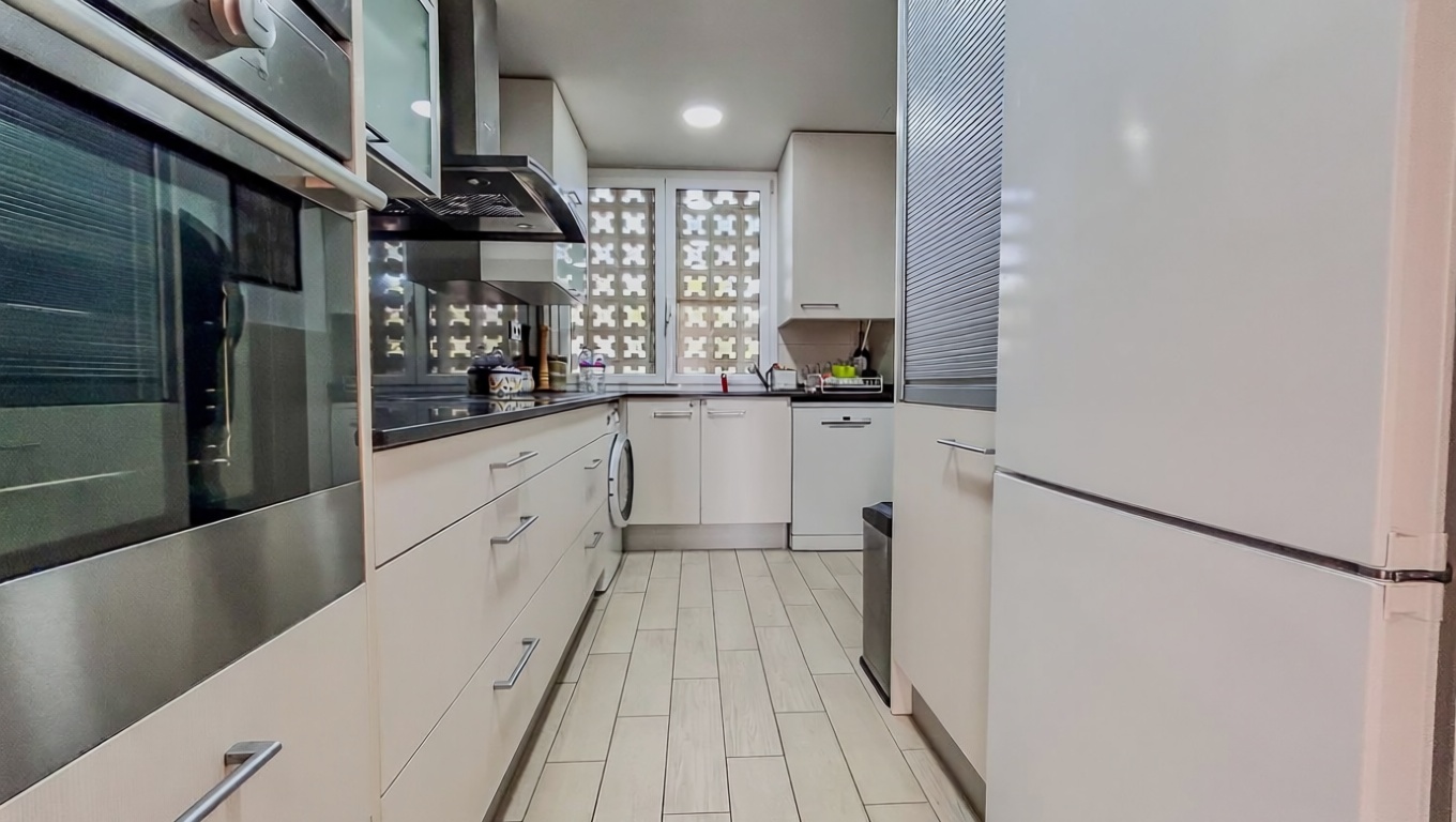 Piso en venta en primera línea de playa en Miami Playa Mont-Roig del Camp — Cocina