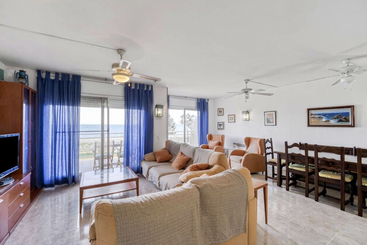 Ático en venta en primera línea de mar en Hospitalet de l'Infant — Salón