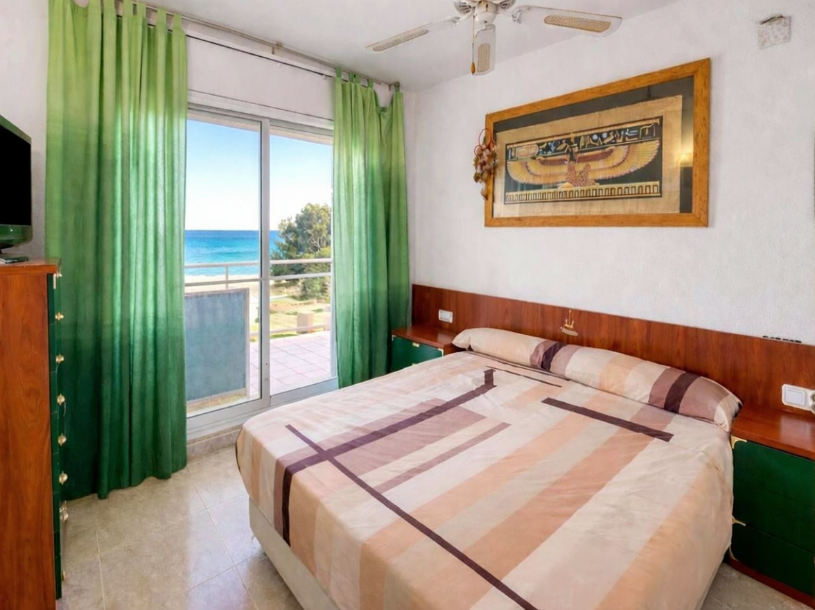 Ático en venta en primera línea de mar en Hospitalet de l'Infant — Dormitorio
