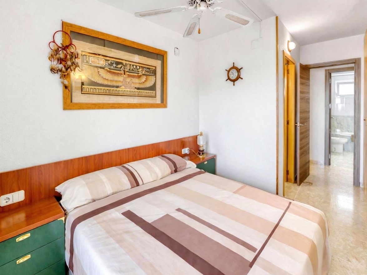 Ático en venta en primera línea de mar en Hospitalet de l'Infant — Dormitorio