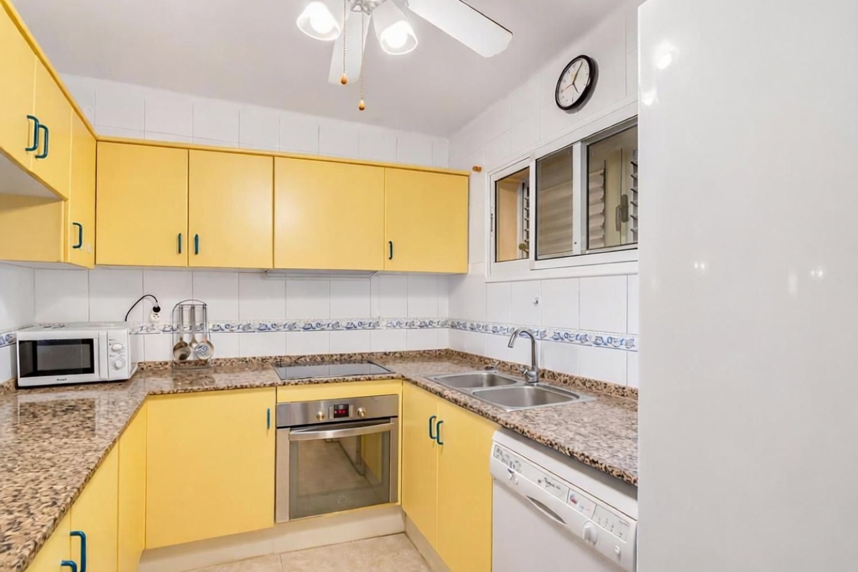 Ático en venta en primera línea de mar en Hospitalet de l'Infant — Cocina